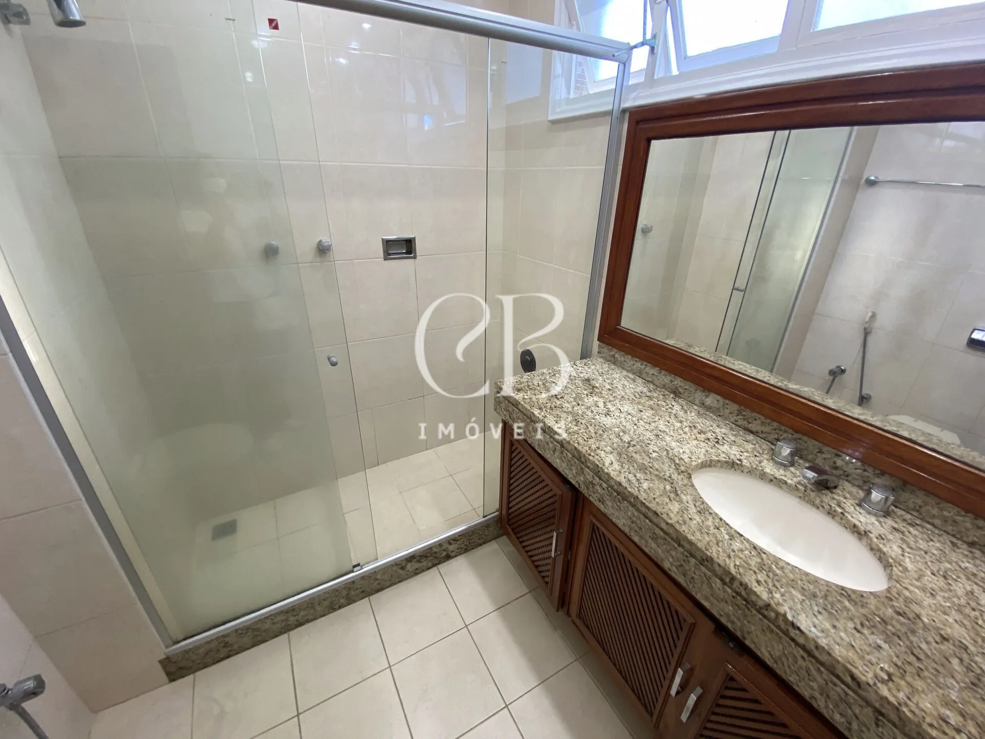 Apartment with 4 bedrooms and a glass-enclosed balcony — photo 40