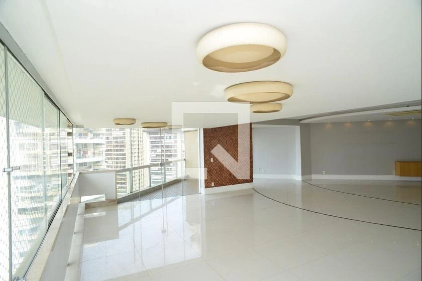 Apartment, 300 m², with a glass-enclosed balcony