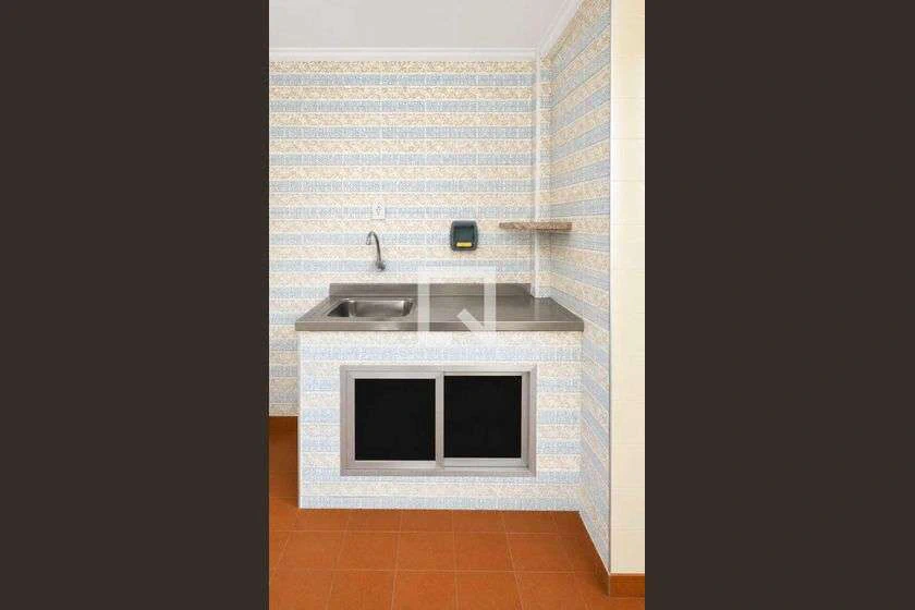 Unfurnished apartment with 2 bedrooms and a separate kitchen