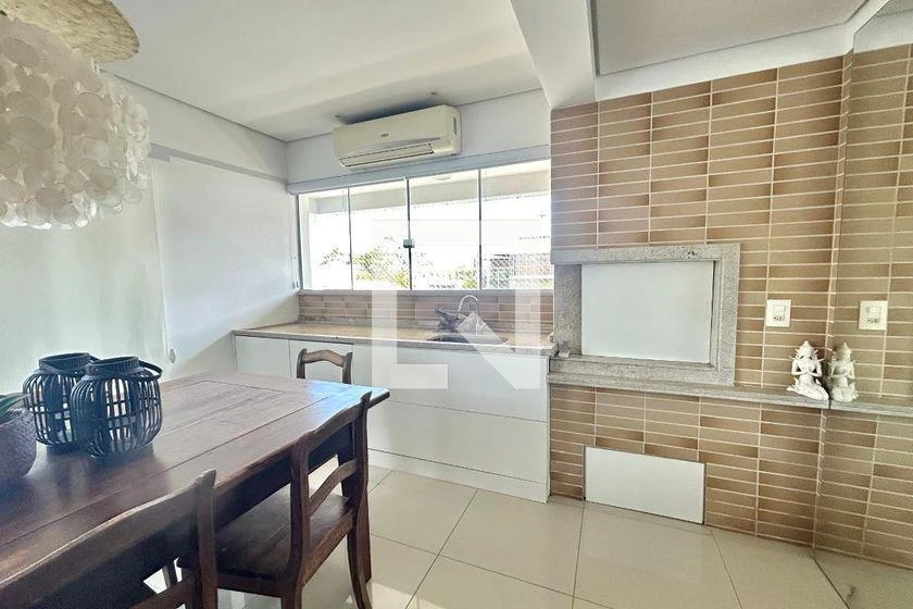 Furnished apartment, 196 m², with a glass-enclosed balcony