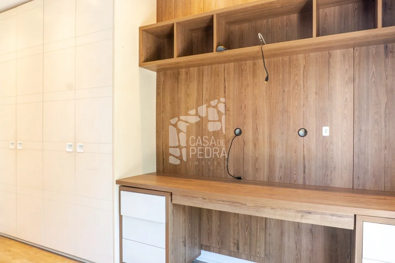 4-bedroom apartment with enclosed glass balcony — photo 18