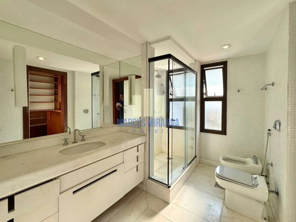 House with 5 bedrooms and 834 m², 6 parking and 9 baths — photo 28