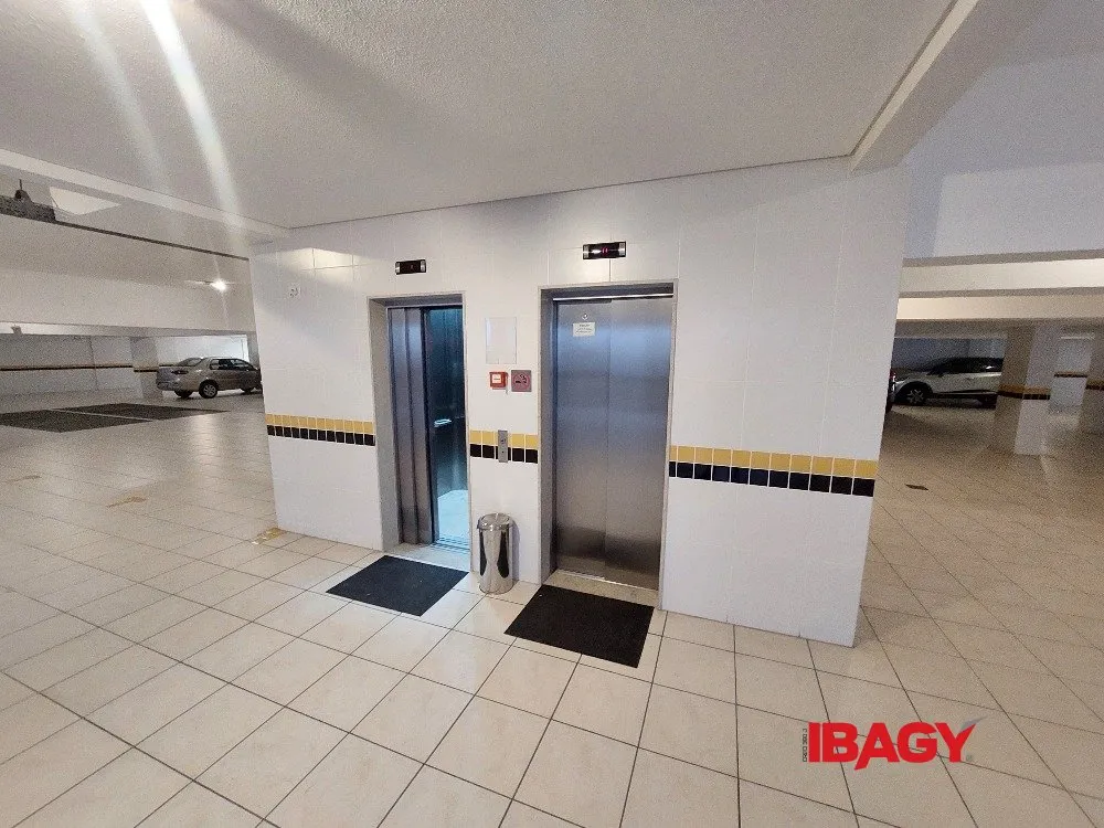 4-bedroom apartment in a building with a pool — photo 11