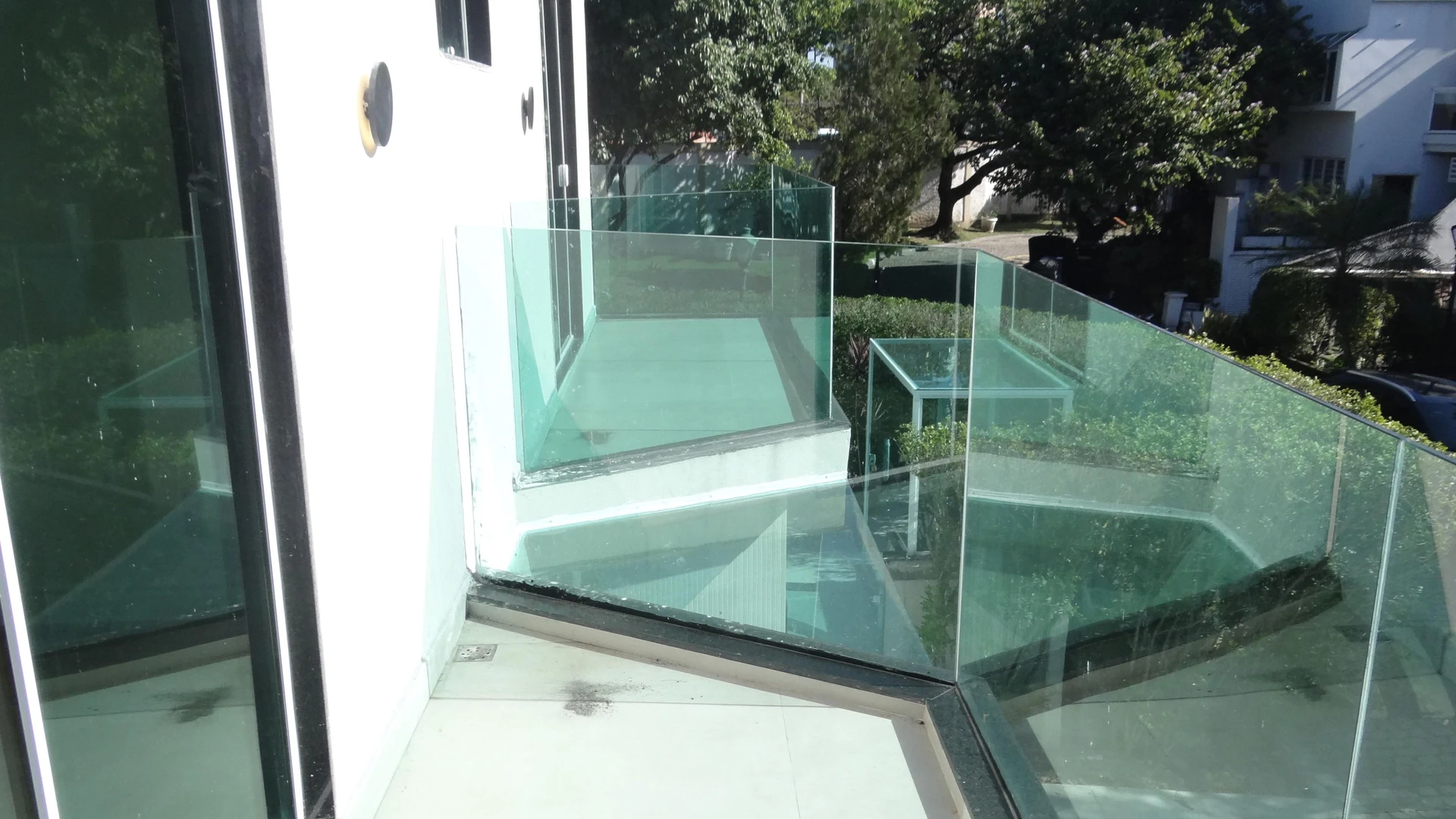 Casa de 384 m² com janelas do piso ao teto e varanda gourmet — photo 61