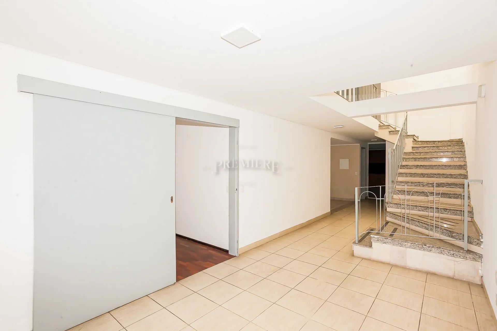 Large commercial house with 339 m² and 6 parking spots