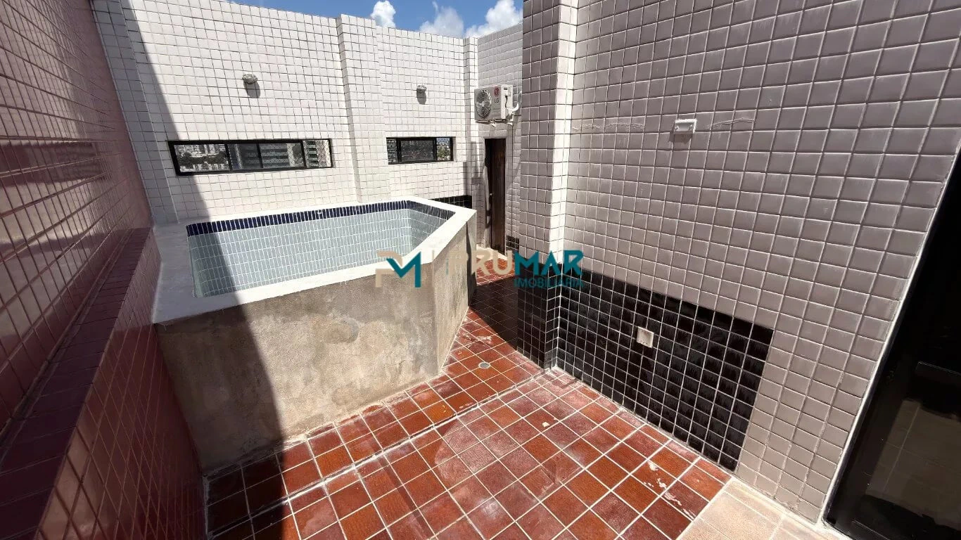 Balcony with a grill in a 4-bedroom apartment, 222 m² — photo 14
