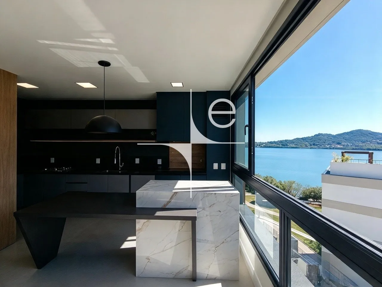 Glass-enclosed balcony in a 3-bedroom apartment, 150 m² — photo 2