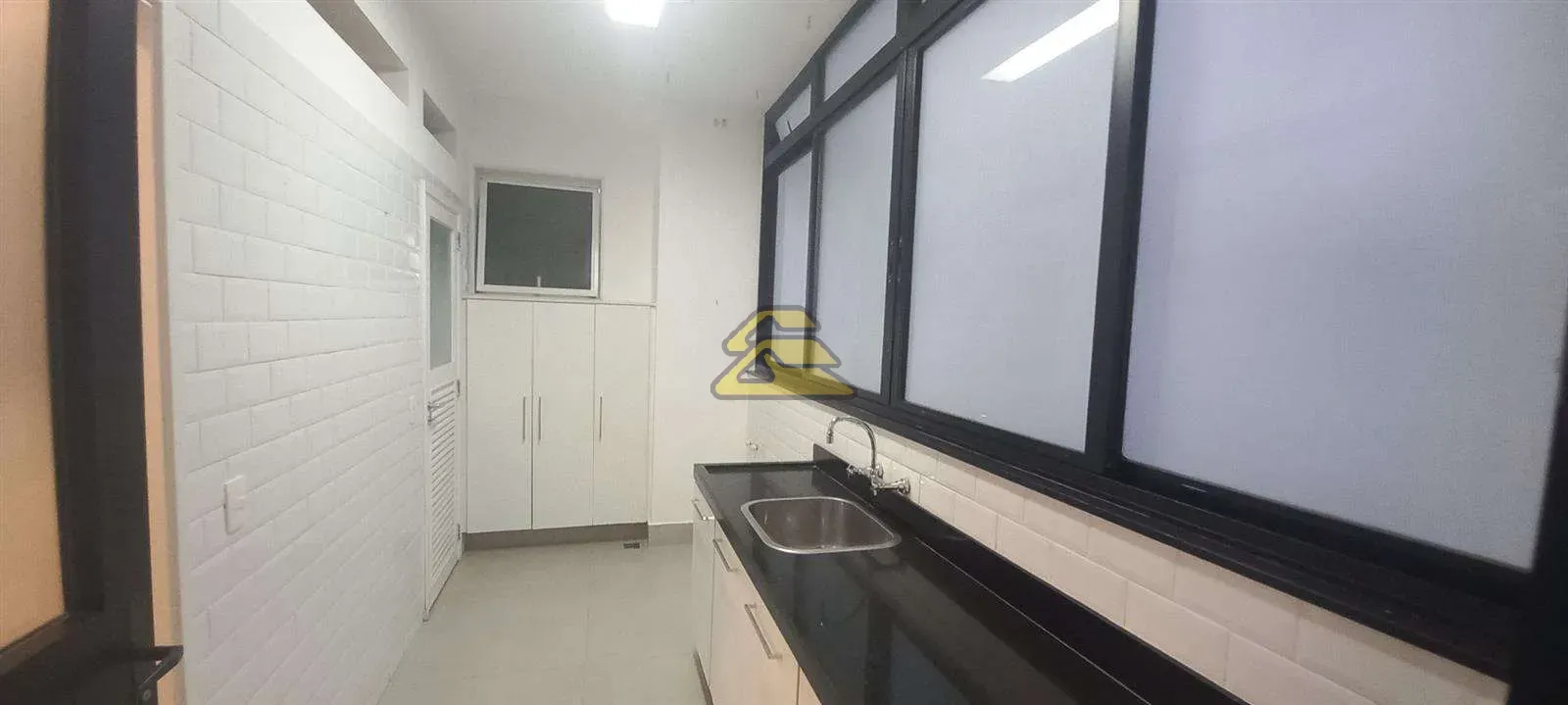 Apartment with 3 bedrooms and 4 bathrooms — photo 26