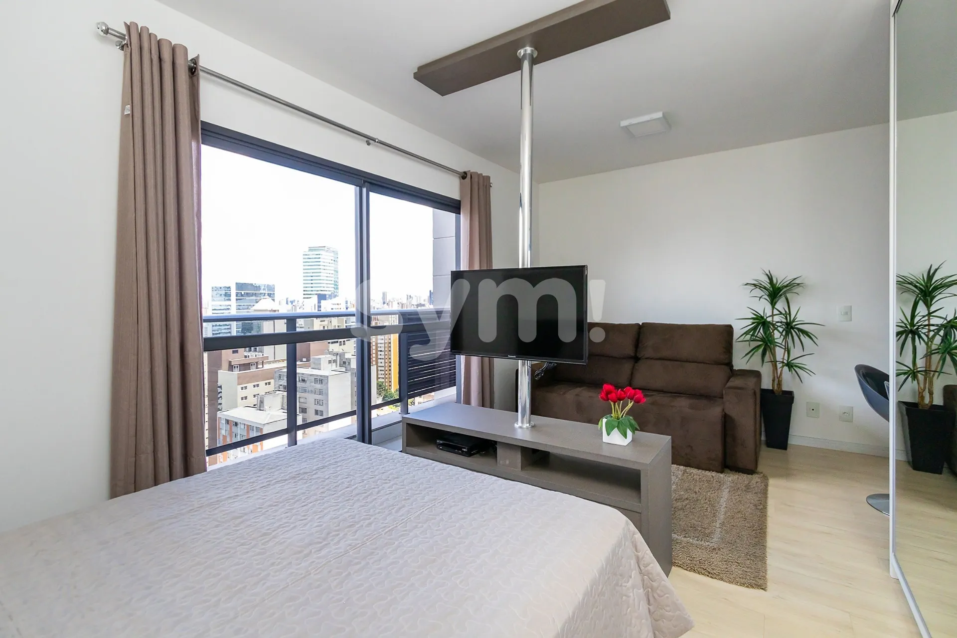 Furnished 1-bedroom apartment with a glass-enclosed balcony — photo 112