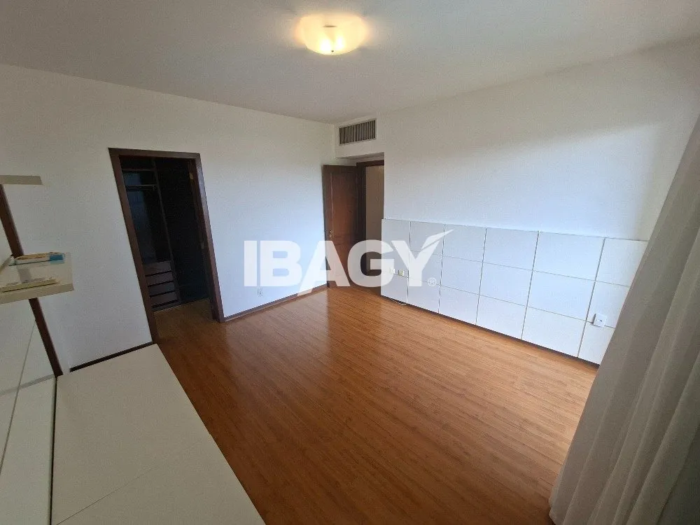 302 m² apartment with a water view and a bathtub — photo 5