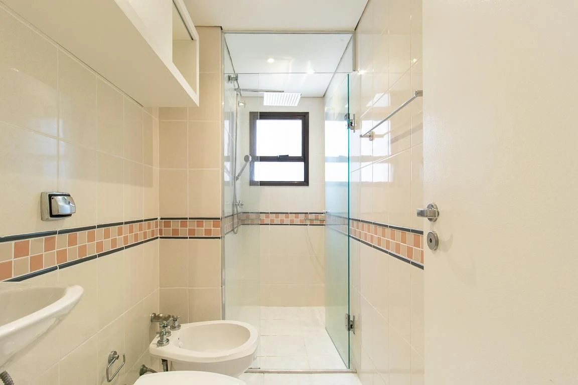 3-bedroom apartment with a bathtub in Curitiba — photo 47