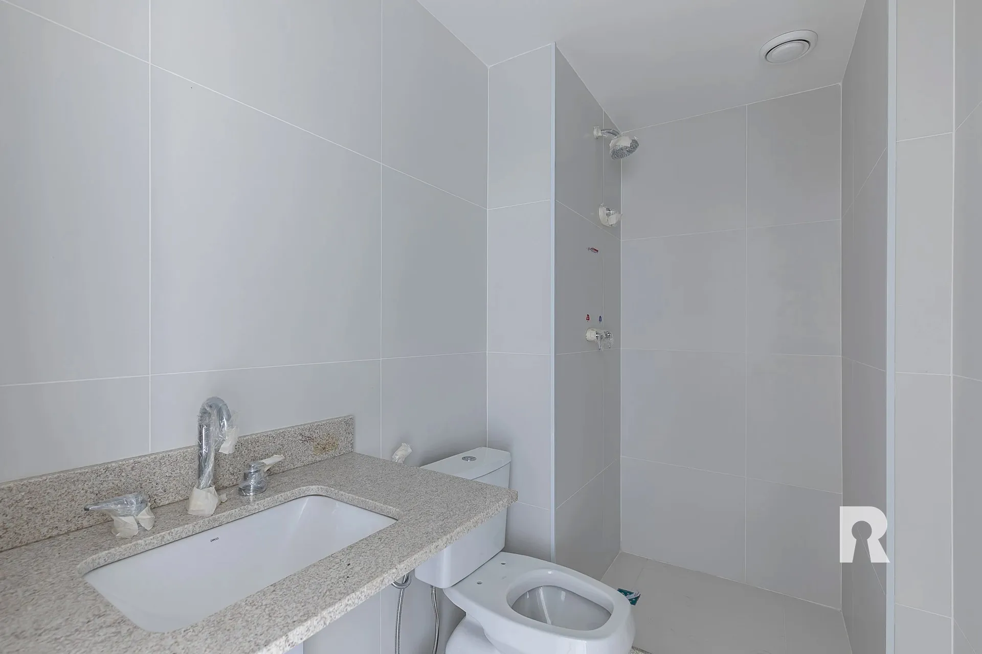 2-bedroom apartment with a mountain view — photo 9