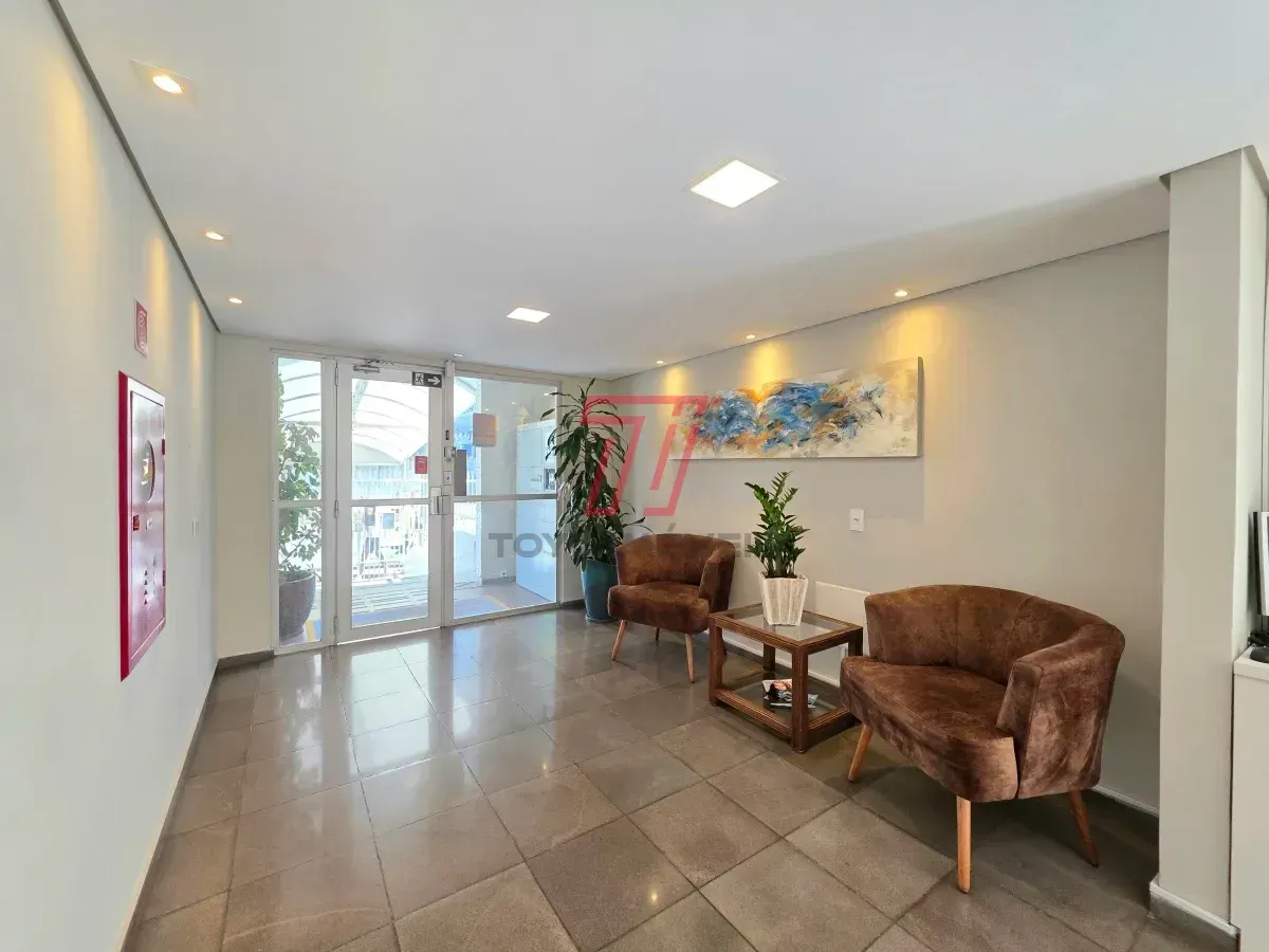 Apartamento de 3 quartos com piso de madeira na sala — photo 30