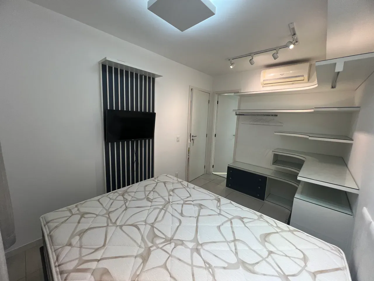 Мебльована квартира 46 м² з 1 спальнею-сюїтом — photo 3