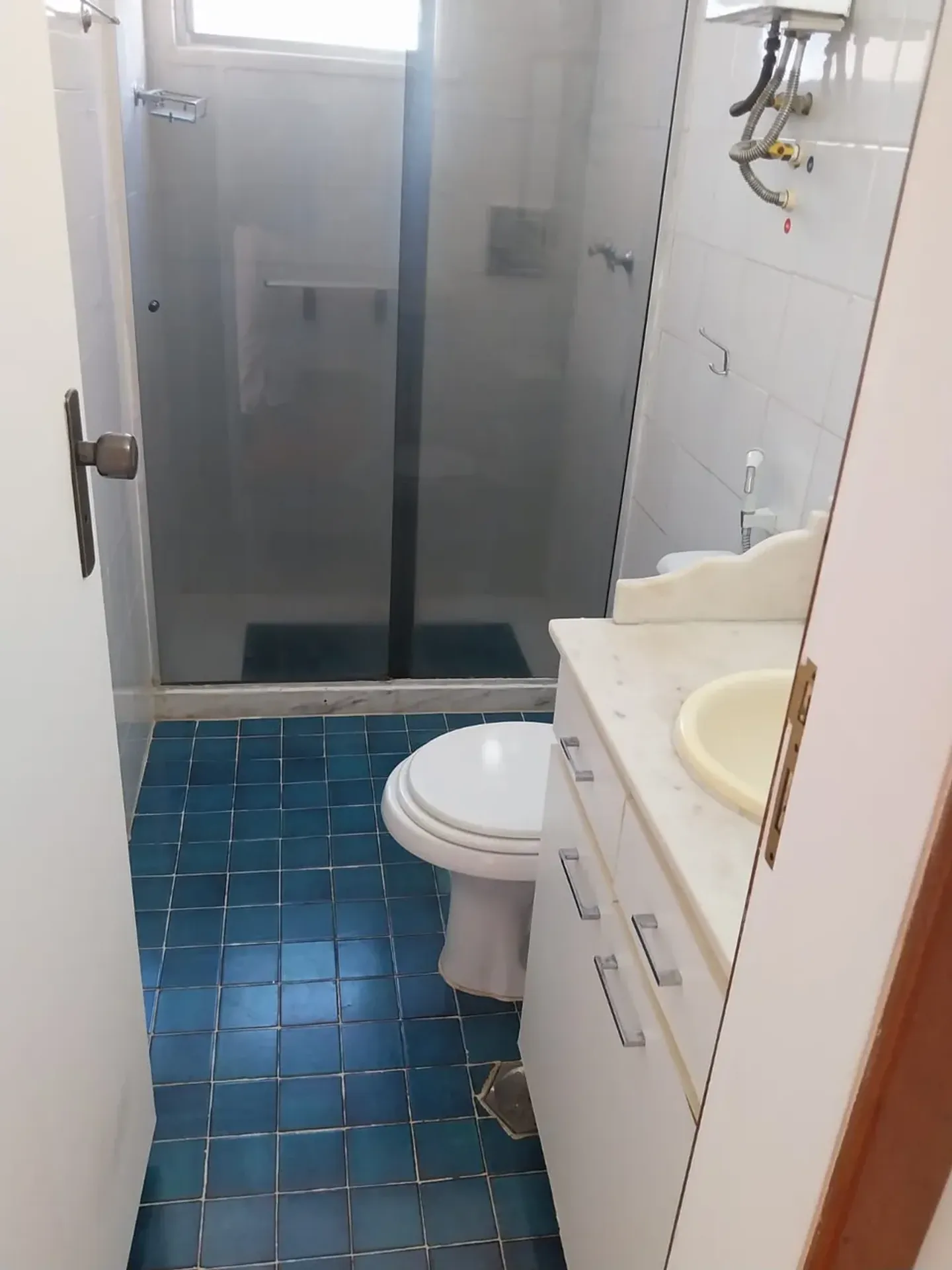 One-bedroom apartment with wood or laminate floors — photo 12