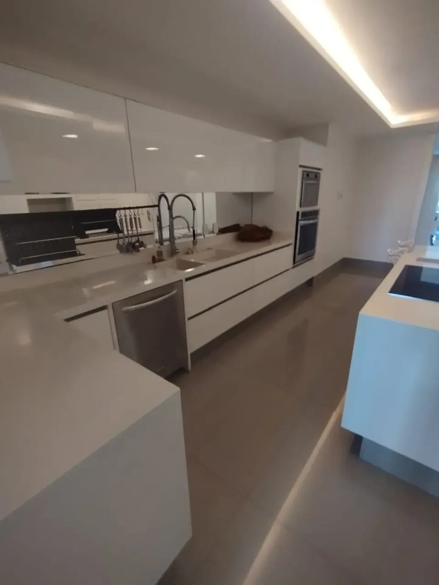 Apartamento sem mobília com 4 quartos e 5 banheiros — photo 46
