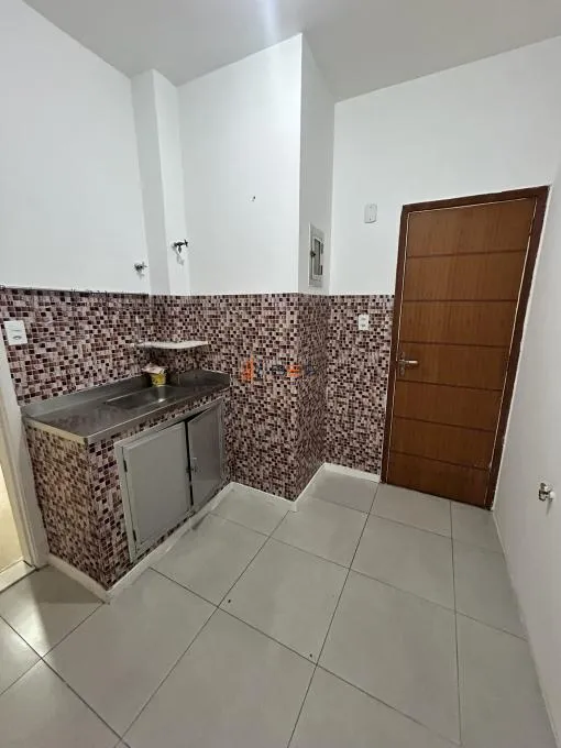3-bedroom apartment with wood or laminate floors — photo 9