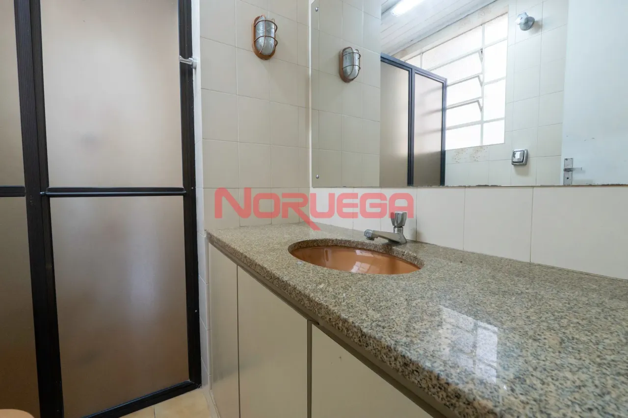 2-bedroom apartment with a glass-enclosed shower — photo 16