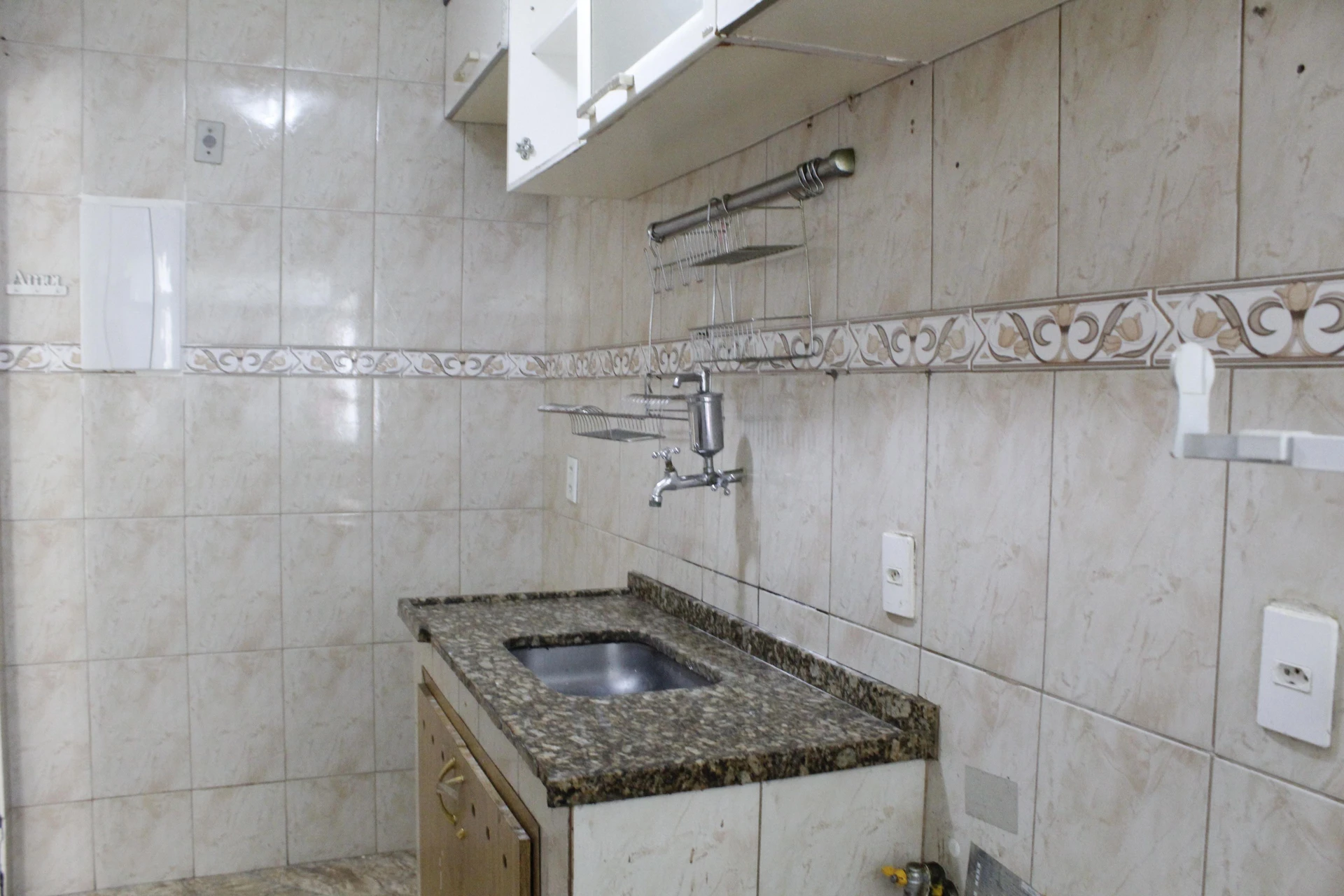Unfurnished 2-bedroom apartment with a balcony — photo 25