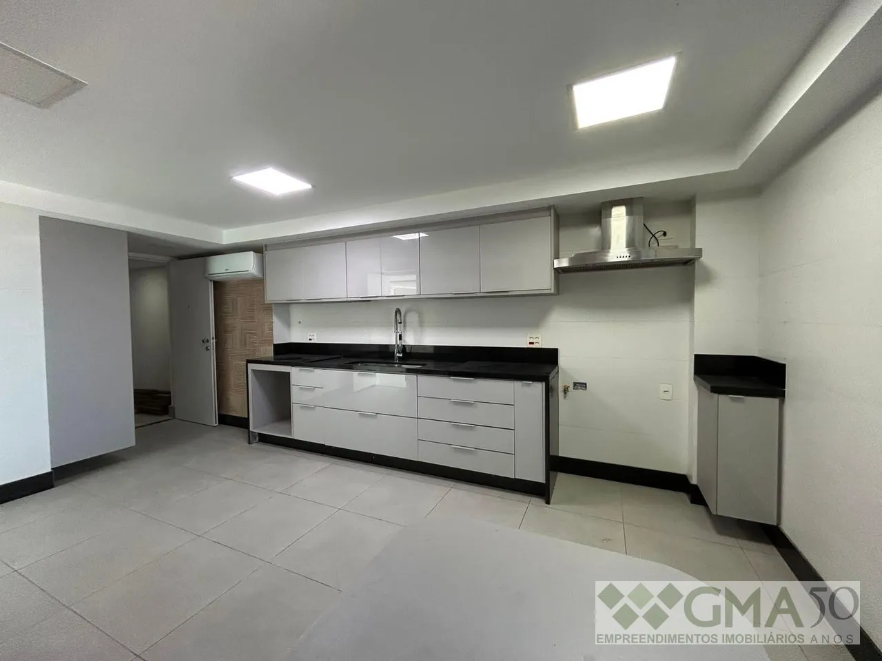 Unfurnished 3-bedroom apartment with a closed kitchen — photo 7