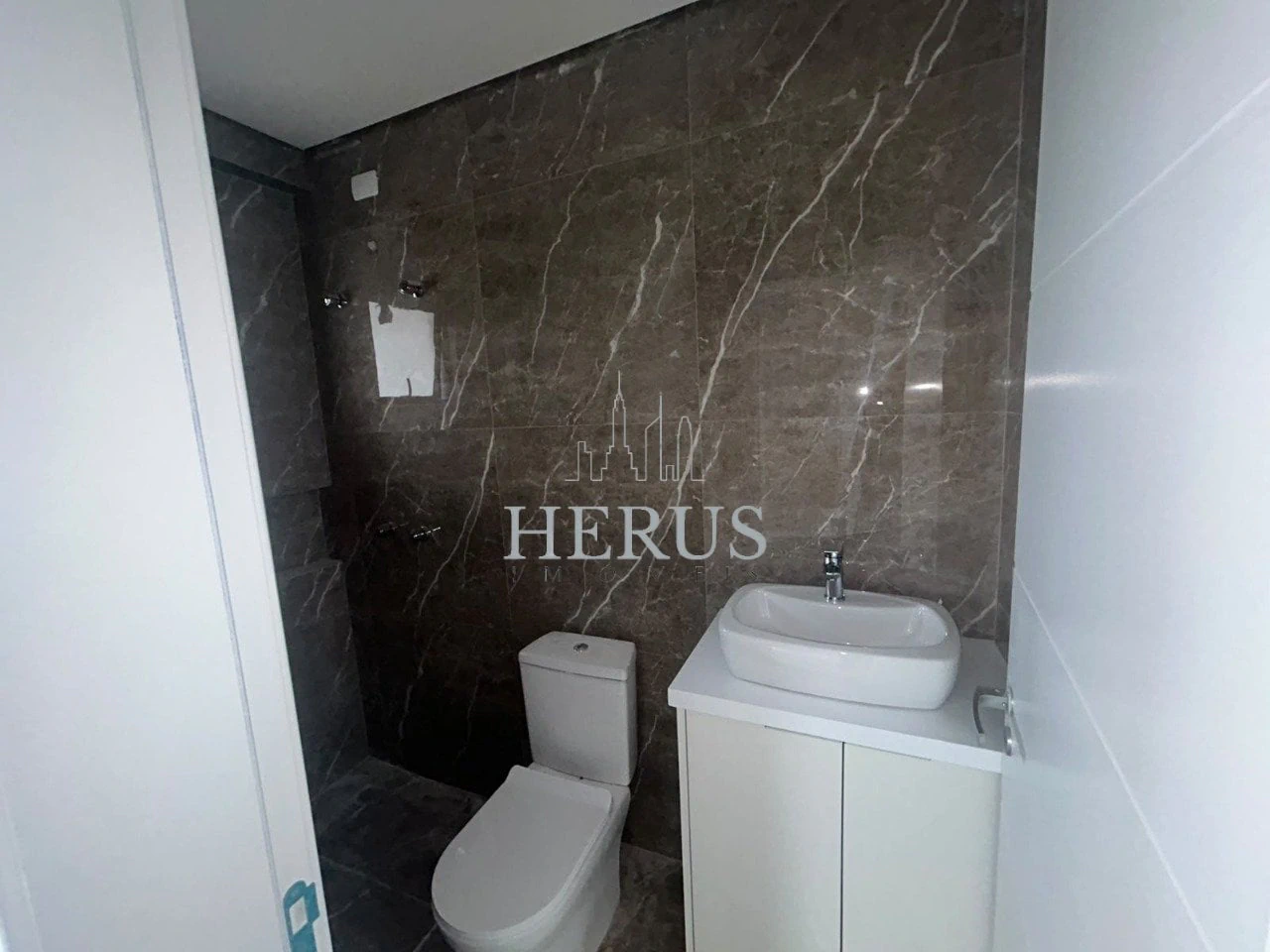 Apartamento de 2 quartos com janelas do piso ao teto — photo 30