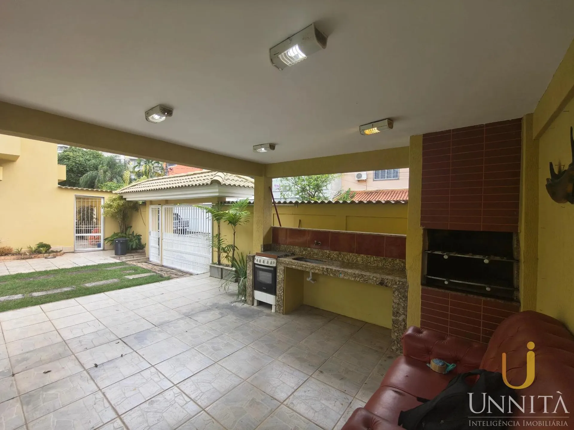 750 m² house with a grill on the balcony and a bathtub — photo 16