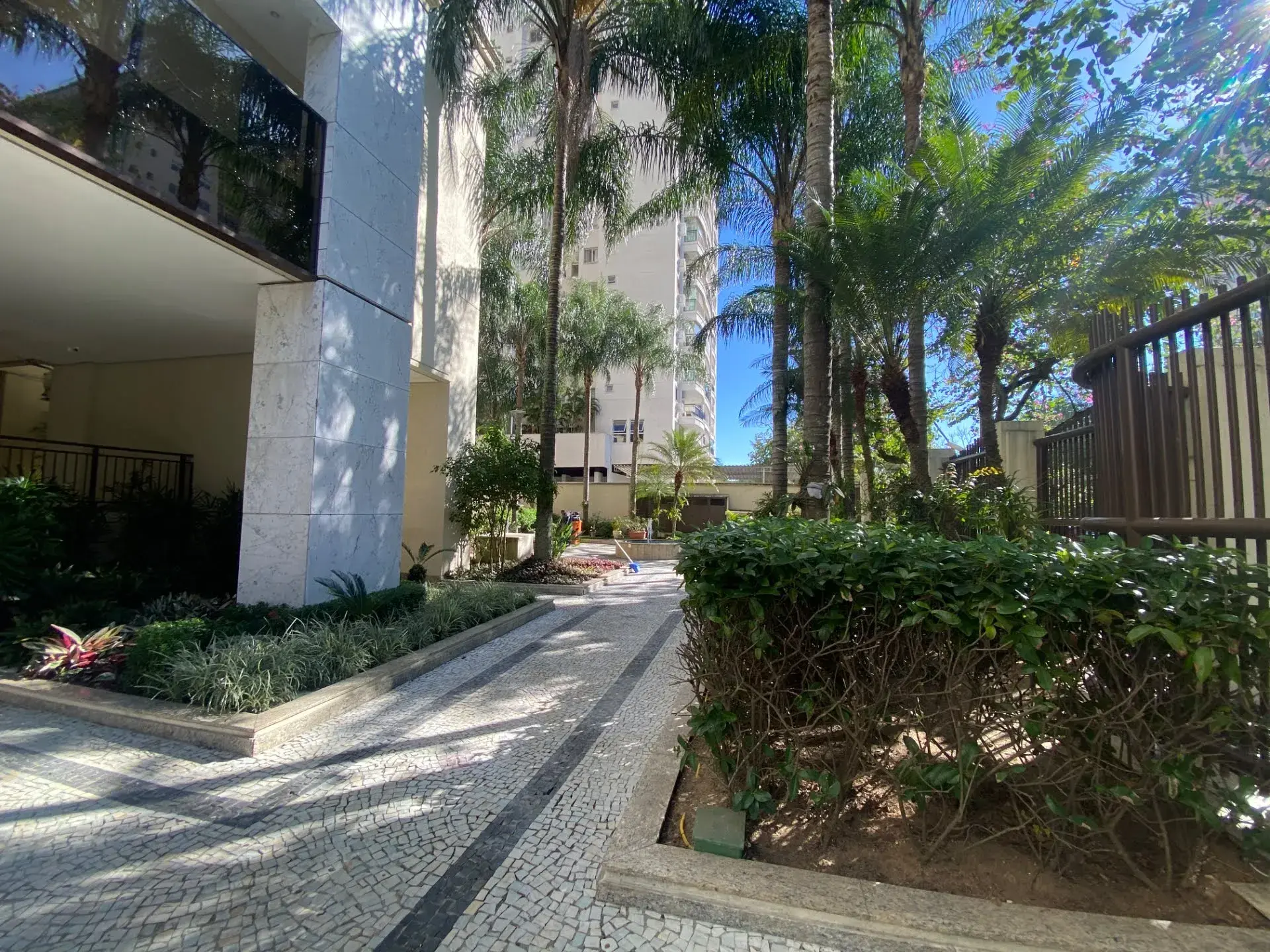 Furnished apartment with 3 bedrooms and 3 bathrooms — photo 16