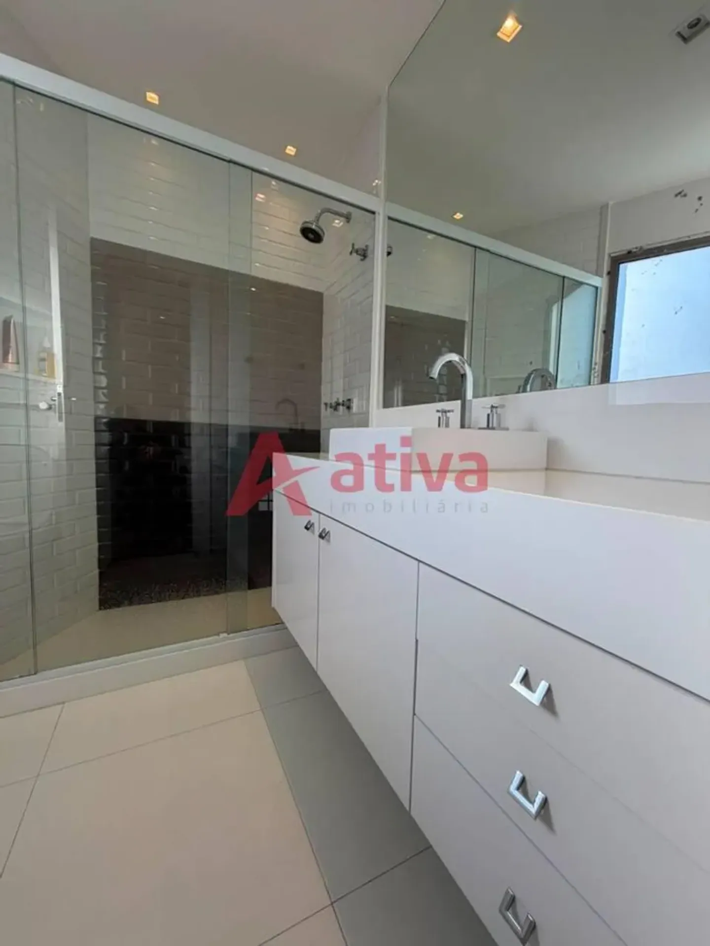 Furnished apartment with 4 bedrooms and an open-plan kitchen — photo 23