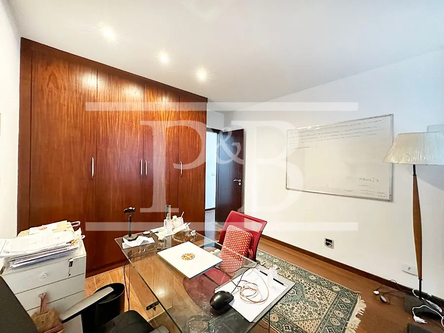 4-bedroom apartment with 250 m² and glassed-in balcony — photo 27