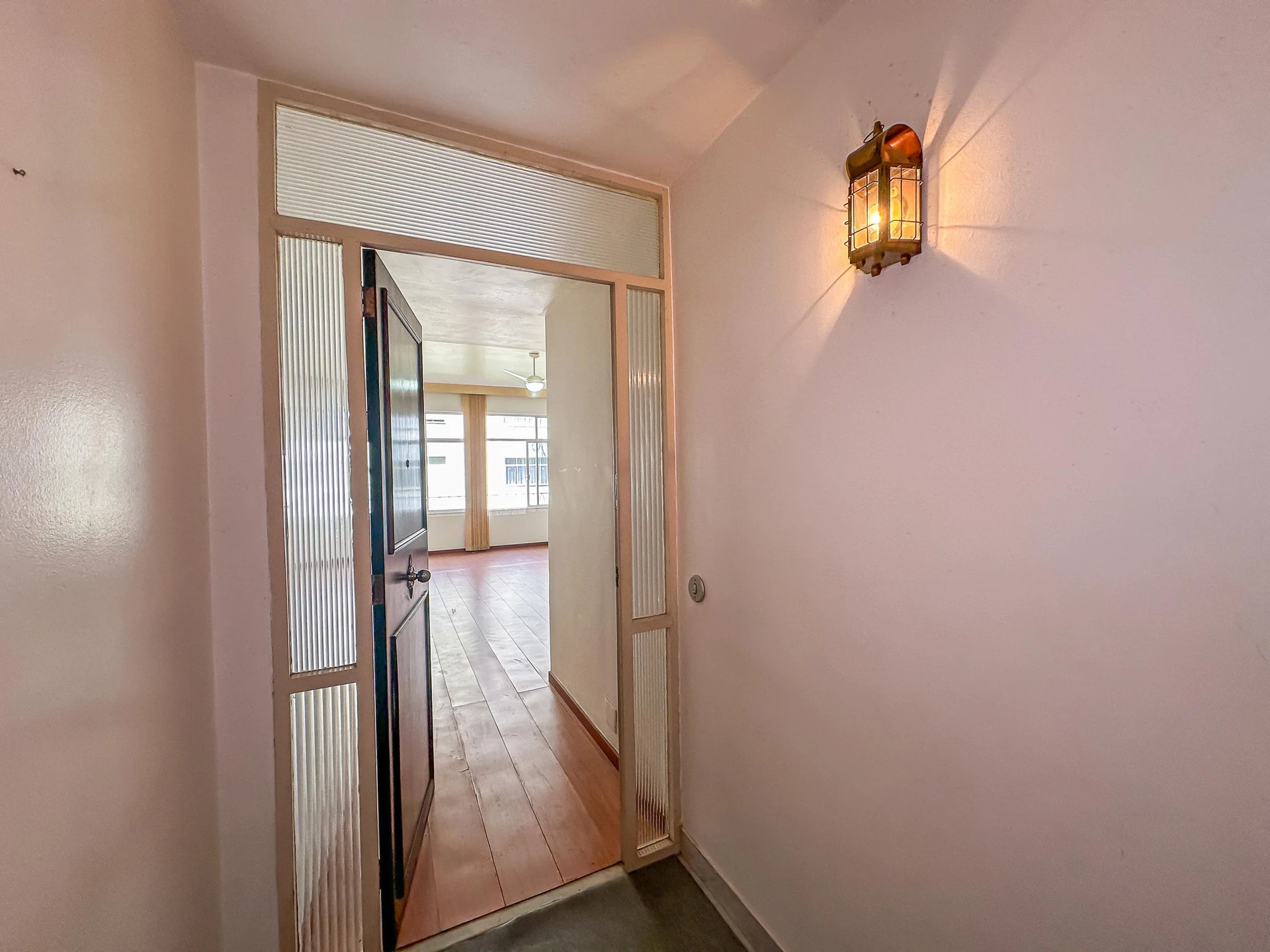 140 m² apartment with a jacuzzi and a bathtub — photo 51