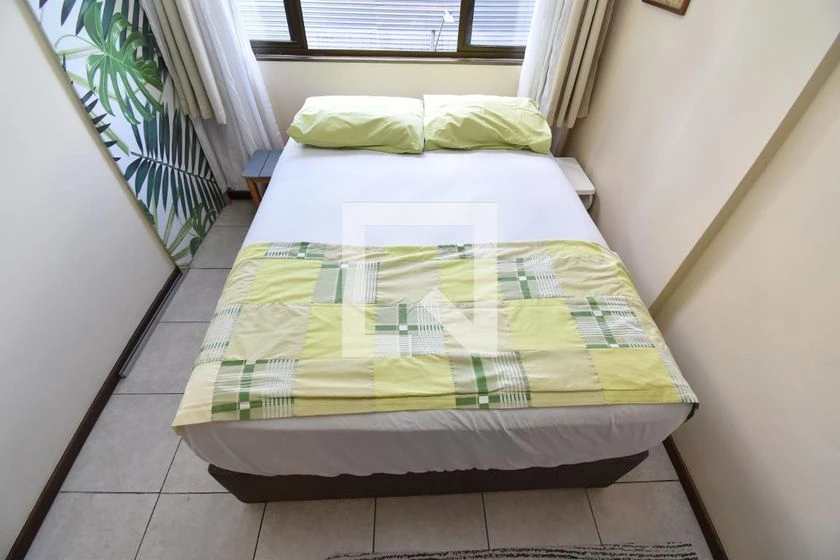 Furnished studio with 1 bedroom and compact cooktop — photo 12