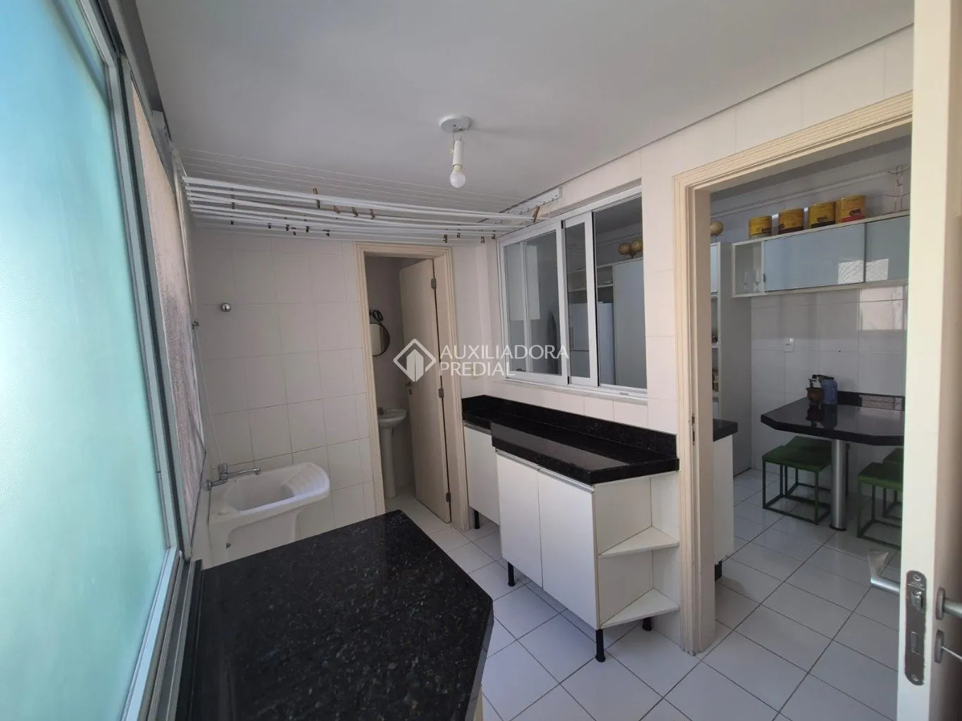 Furnished apartment with 3 bedrooms and 137 m² — photo 3