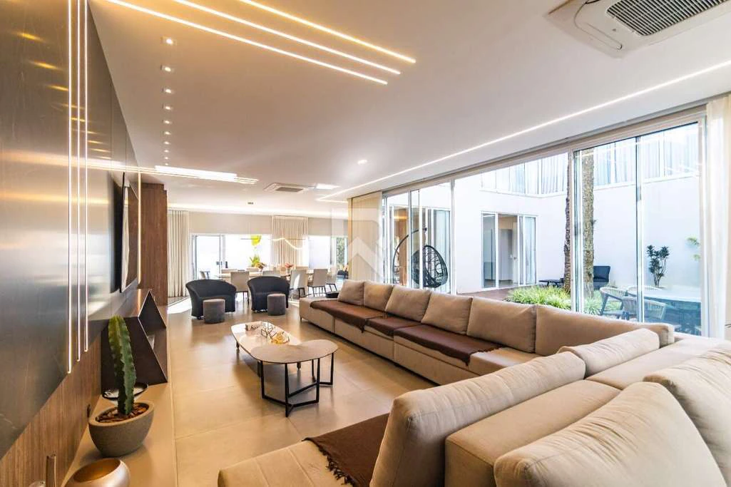 4 en-suite bedroom house, 515 m², 3 parking spots and garden — photo 5