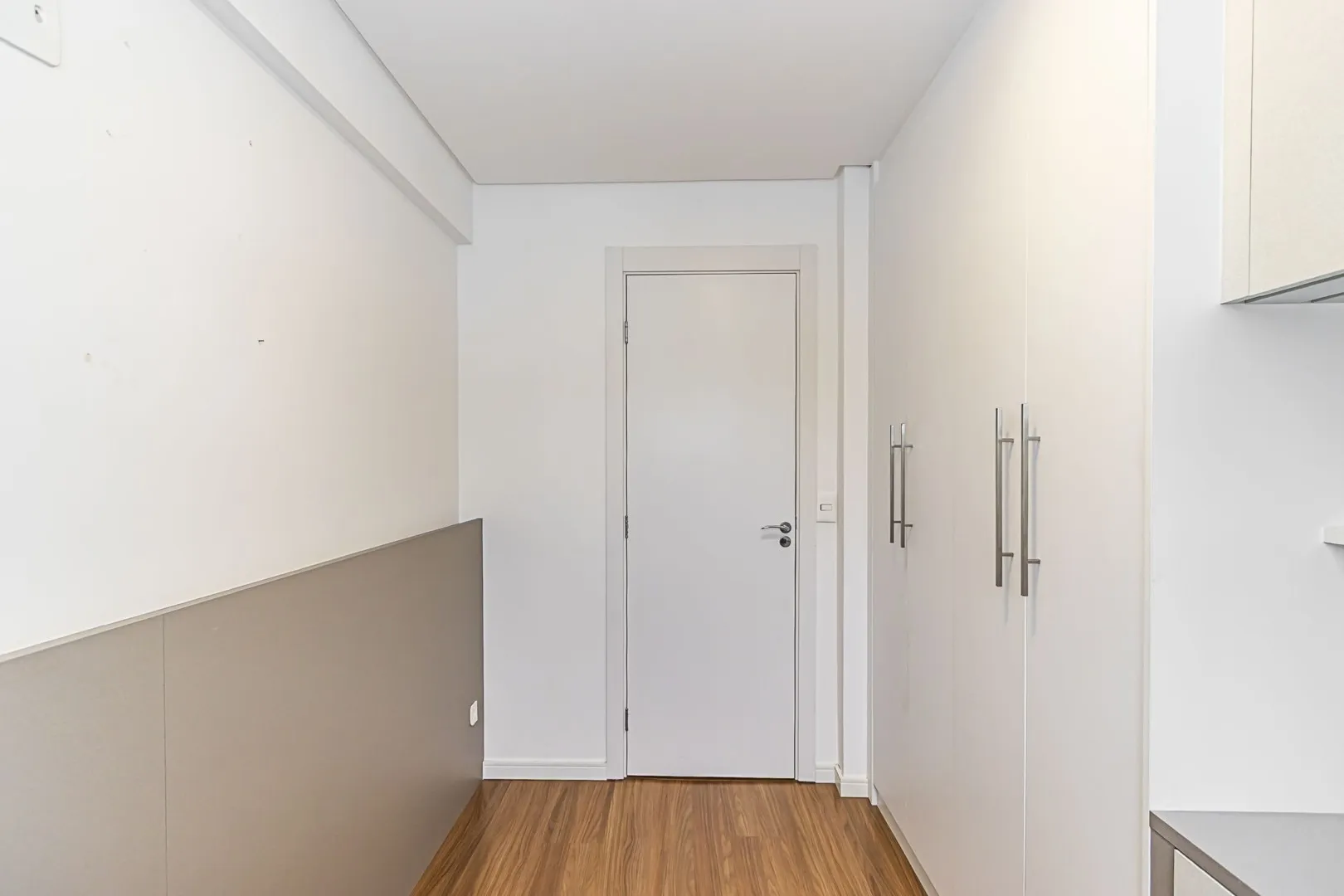 Balcony with a grill in a 2-bedroom apartment, 59 m² — photo 20