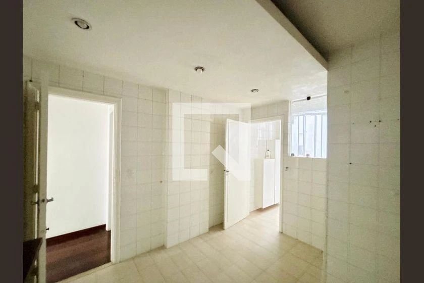 3-bedroom apartment with wood or laminate floors — photo 28