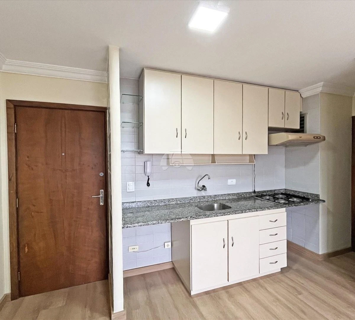 Apartamento de 1 quarto com piso de madeira ou laminado — photo 2