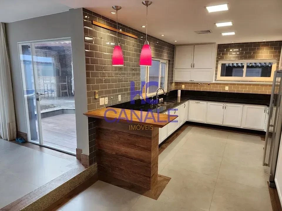 House with 5 bedrooms and mountain-view windows — photo 17