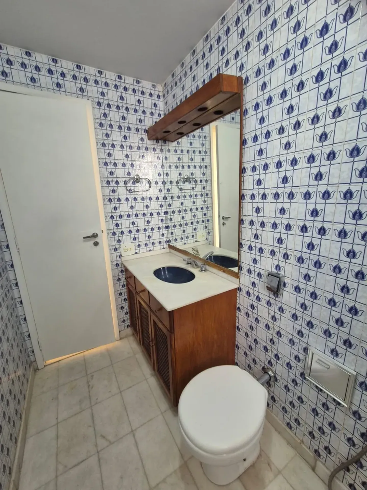 140 m² apartment with a bathtub and a home office — photo 28