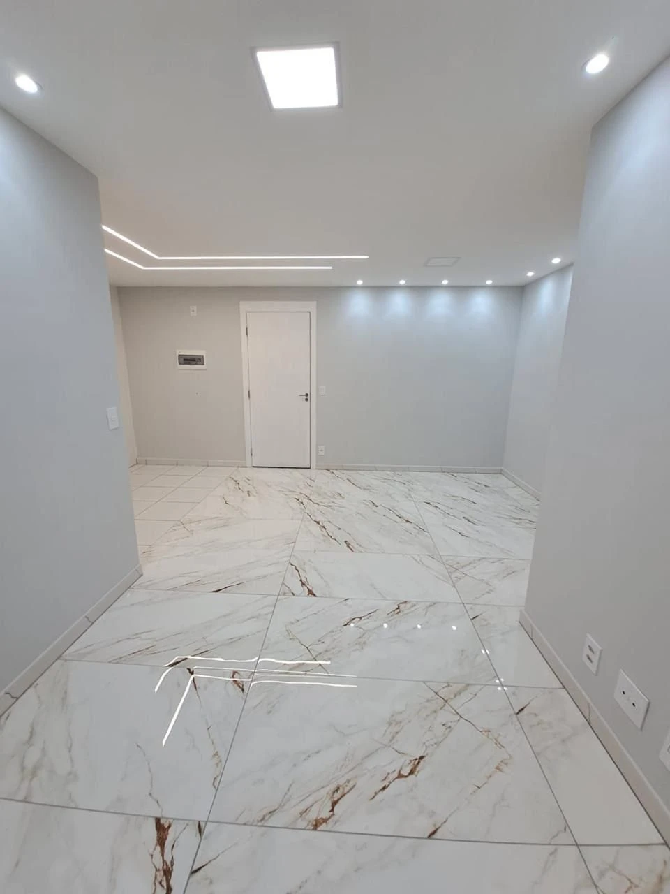 2-bedroom apartment in a building with a gym — photo 6