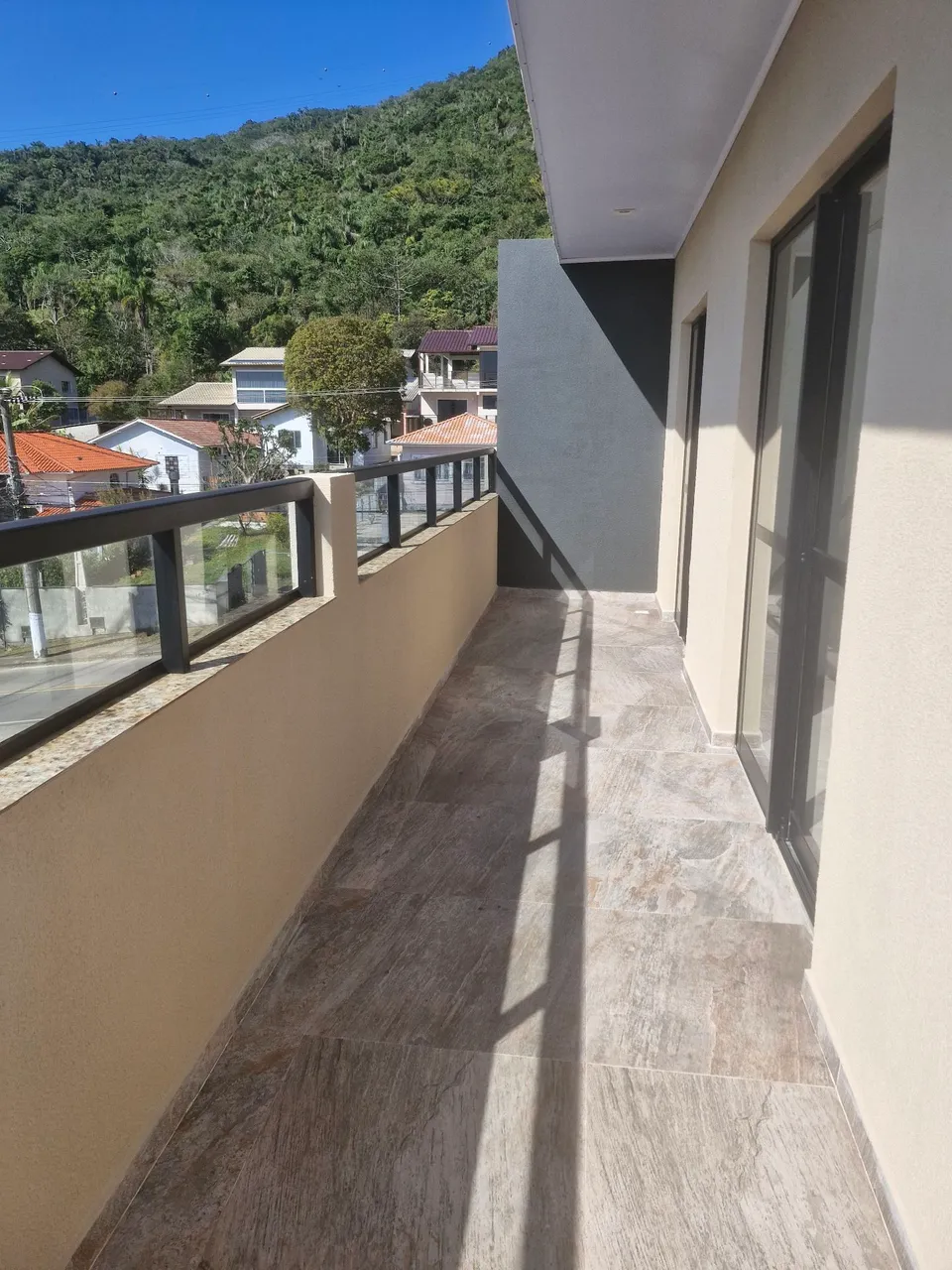 Apartment, 90 m², with floor-to-ceiling windows