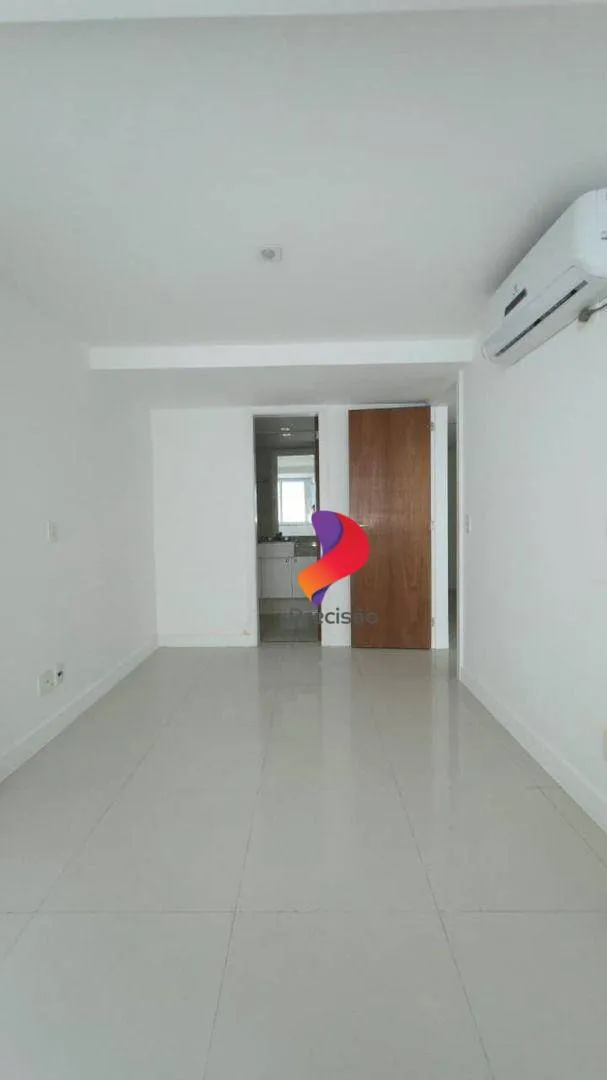 Apartment with enclosed balcony and 4 bedrooms — photo 27