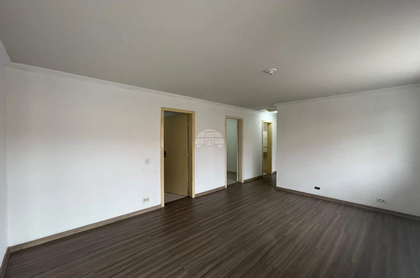 Wood or laminate floors in a 3-bedroom house, 100 m² — photo 3