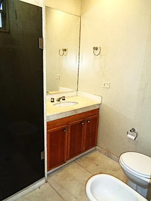 2-bedroom apartment with wood or laminate floors — photo 9