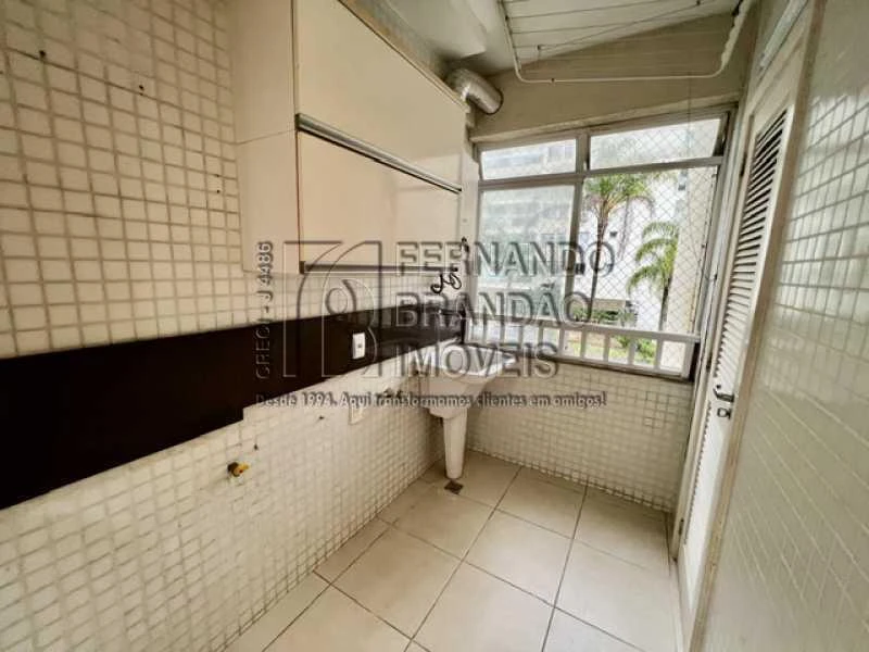 Glass-enclosed balcony in a 3-bedroom apartment, 91 m² — photo 3