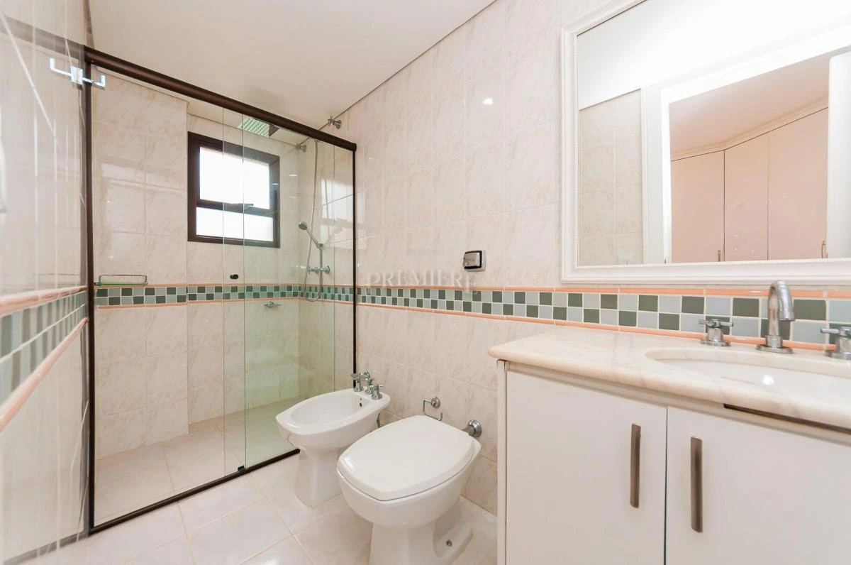 3-bedroom apartment with a bathtub in Curitiba — photo 26