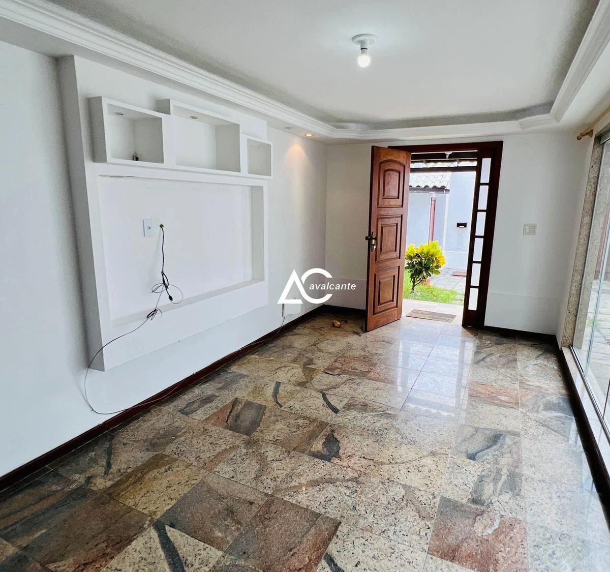 200 m² house with a separate kitchen and 3 parking spots