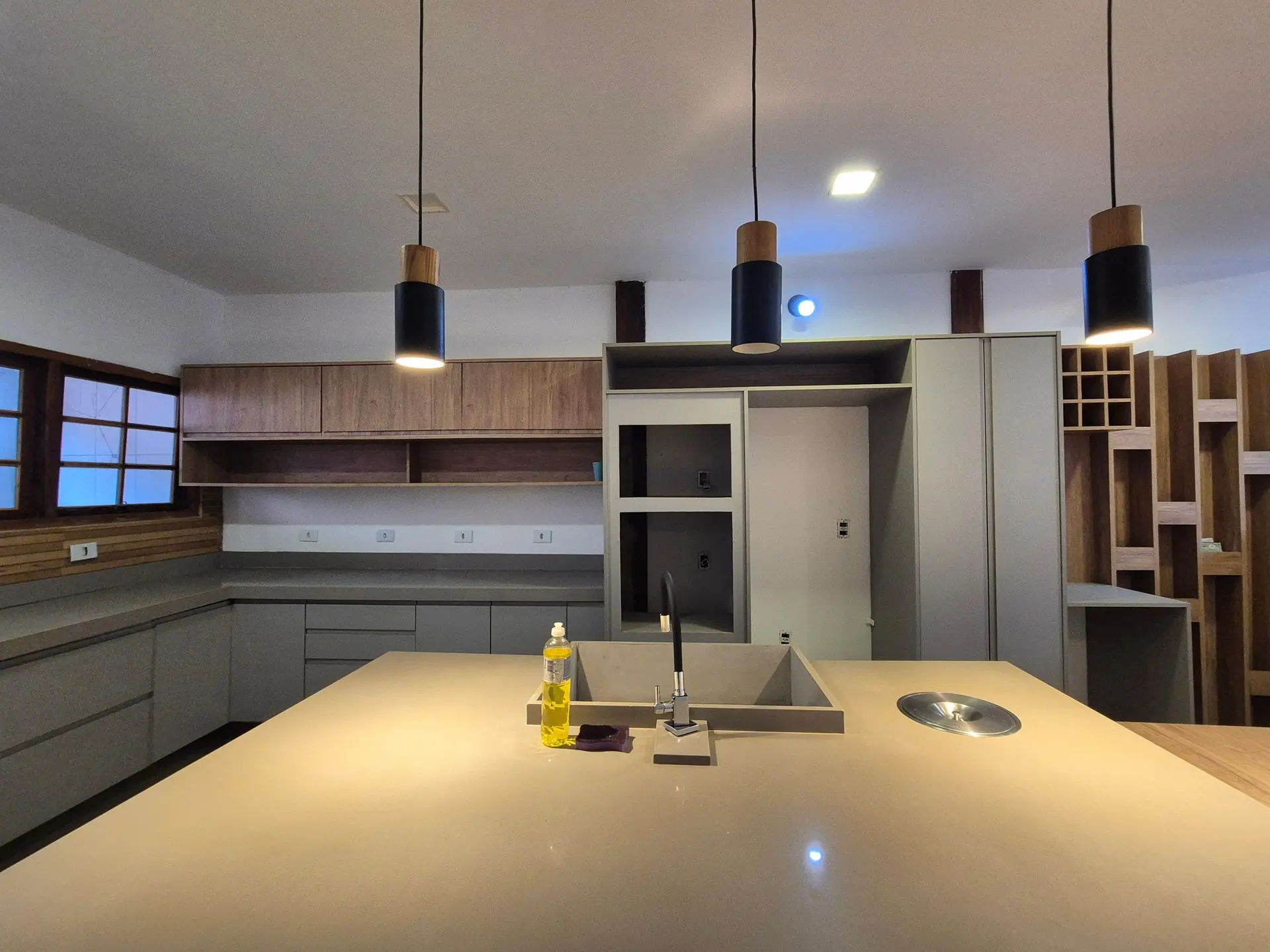 Balcony with a grill in a 3-bedroom house, 150 m² — photo 4