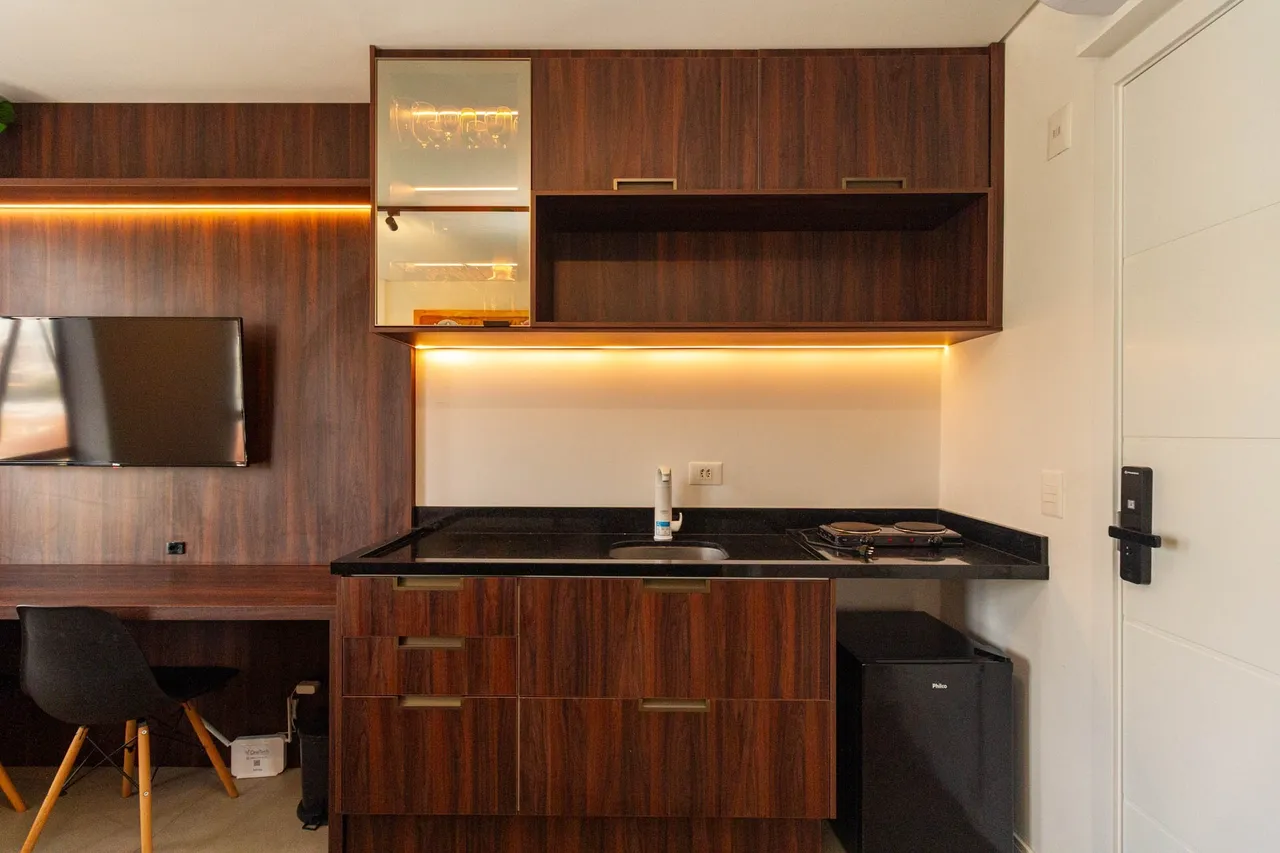 Furnished 1-bedroom apartment with a compact kitchen — photo 3