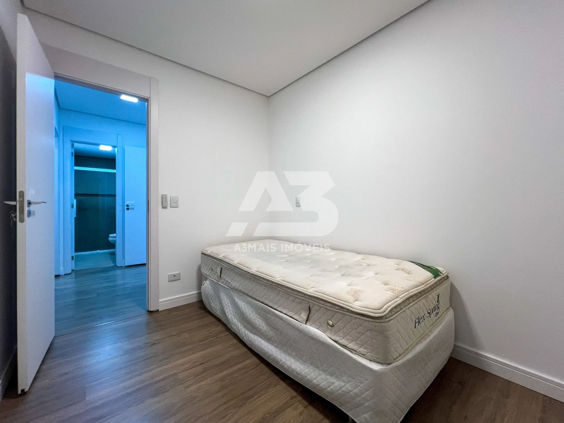 103 m² apartment with an open-plan gas kitchen — photo 13