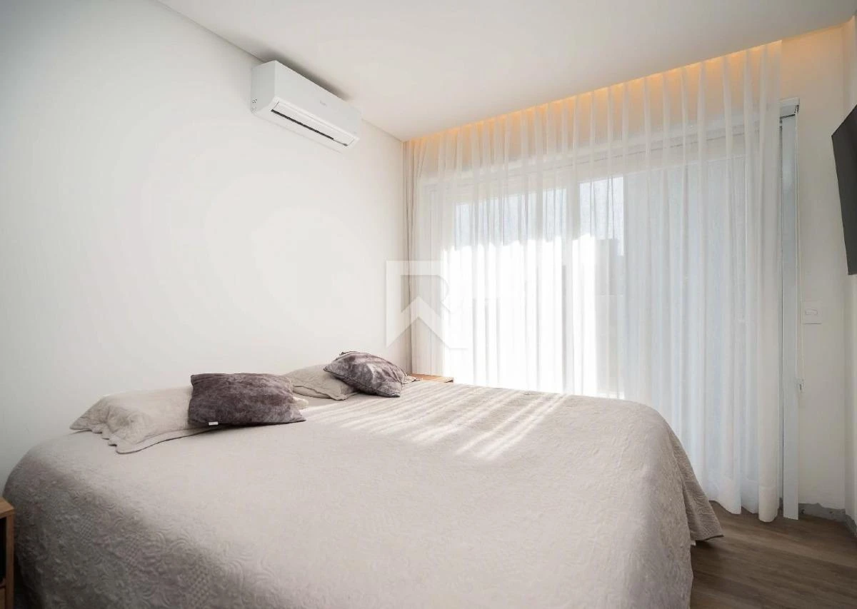 Furnished apartment, 194 m², with floor-to-ceiling windows — photo 38